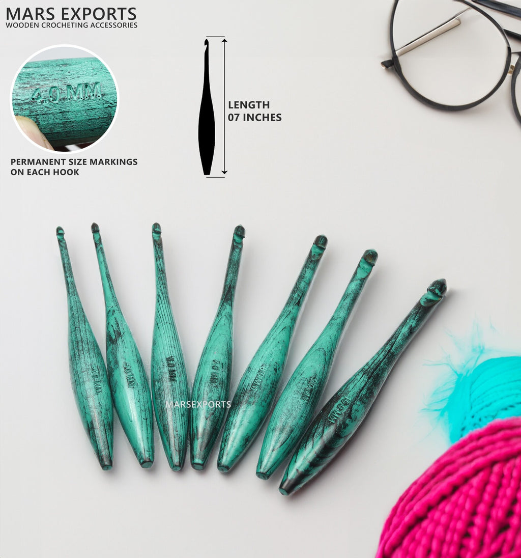 7-Piece Wooden Crochet Hook Set – Dolphin Design, Antique Green